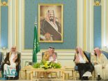 خادم الحرمين الشريفين يستقبل المفتي وجمعًا من الأمراء والمواطنين