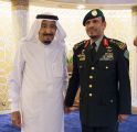 خادم الحرمين الشريفين يقلد رئيس الحرس الملكي رتبته الجديدة