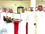 في يوم وداعه.. تكريم متبادل بين المرشد الطلابي أحمد آل خلاف وزملائه وطلابه