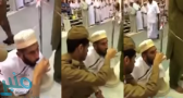 شاهد كيف ساعد رجل أمن بالمسجد النبوي معتمر مبتور اليدين على الشرب