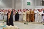 أمير مكة يتقدَّم المصلين على الأمير متعب في المسجد الحرام