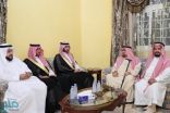 الأمير عبدالله بن بندر يقدم العزاء لأسرة رئيس المحكمة العامة بمكة