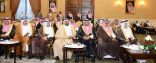 أمير تبوك يلتقي أهالي المنطقة ويقيم مأدبة إفطار