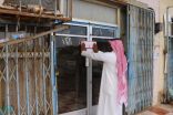 بلدية القوز تغلق أربعة محال تجارية