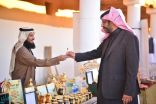 “نحال” سعودي يكرم زوار مهرجان “موسم حائل” بالعسل البري