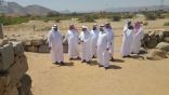 وفد من أرامكو السعودية يزور موقع الأخدود الأثري بنجران