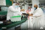 شؤون الحرمين توزع الهدايا على المصلين والمعتمرين
