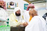 “السديس” يكرم عددًا من المسنين بالمسجد الحرام