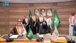 مساعد وزير الإعلام ورئيس جامعة الملك عبدالعزيز يناقشان تعزيز التعاون الإعلامي المشترك ويشهدان توقيع اتفاقية بين أكاديمية الإعلام السعودية والجامعة