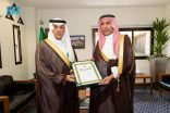 إنفاذًا للأمر الملكي.. الرئيس التنفيذي للهيئة الملكية لمدينة الرياض يُسلِّم الفوزان والشايع وسام الملك عبدالعزيز من الدرجة الرابعة