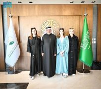 الدكتور الربيعة يلتقي التوأم الملتصق البولندي “أولغا وداريا” بعد 21 عامًا من فصلهما