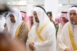 نائب أمير مكة يؤدي صلاة عيد الفطر مع جموع المصلين في جدة