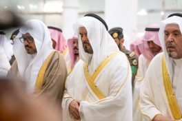 نائب أمير مكة يؤدي صلاة عيد الفطر مع جموع المصلين في جدة