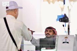 الجوازات السعودية تودع حجاج بيت الله الحرام وتستقبل ضيوف الرحمن القادمين لأداء مناسك العمرة لعام 1448هـ